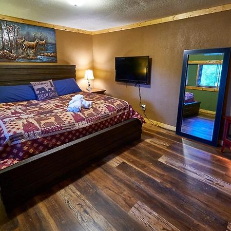 Steps From Downtown Pigeon Forge Parkway + Private Hottub And Firepit - Wifi - Firefly Bungalows Екстериор снимка