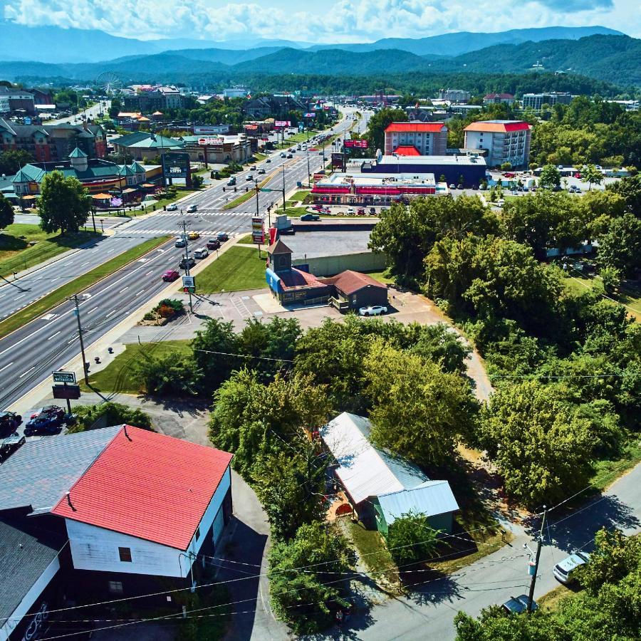 Steps From Downtown Pigeon Forge Parkway + Private Hottub And Firepit - Wifi - Firefly Bungalows Екстериор снимка