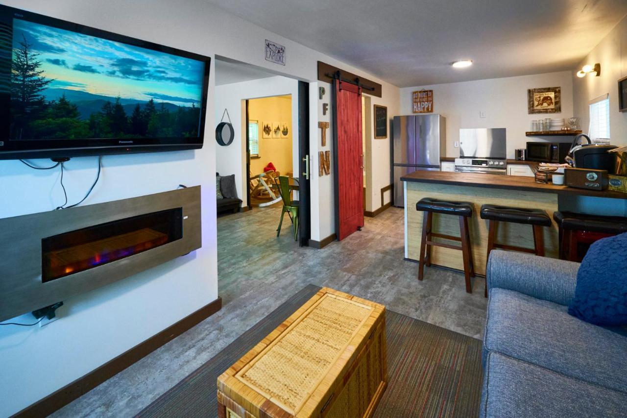 Steps From Downtown Pigeon Forge Parkway + Private Hottub And Firepit - Wifi - Firefly Bungalows Екстериор снимка