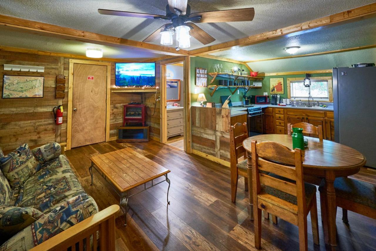 Steps From Downtown Pigeon Forge Parkway + Private Hottub And Firepit - Wifi - Firefly Bungalows Екстериор снимка