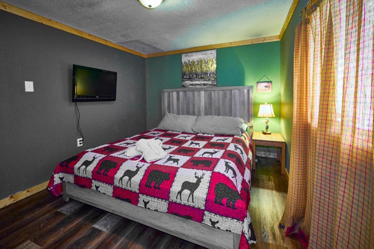 Steps From Downtown Pigeon Forge Parkway + Private Hottub And Firepit - Wifi - Firefly Bungalows Екстериор снимка