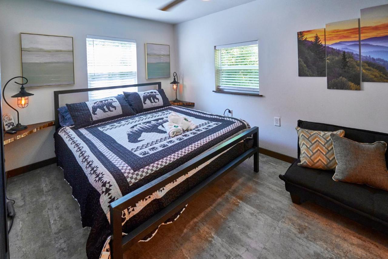 Steps From Downtown Pigeon Forge Parkway + Private Hottub And Firepit - Wifi - Firefly Bungalows Екстериор снимка