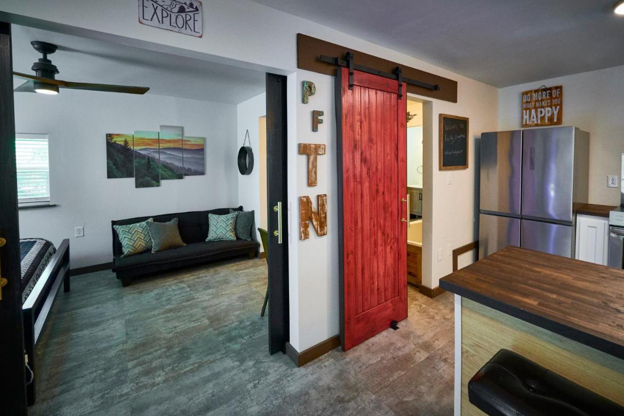 Steps From Downtown Pigeon Forge Parkway + Private Hottub And Firepit - Wifi - Firefly Bungalows Екстериор снимка