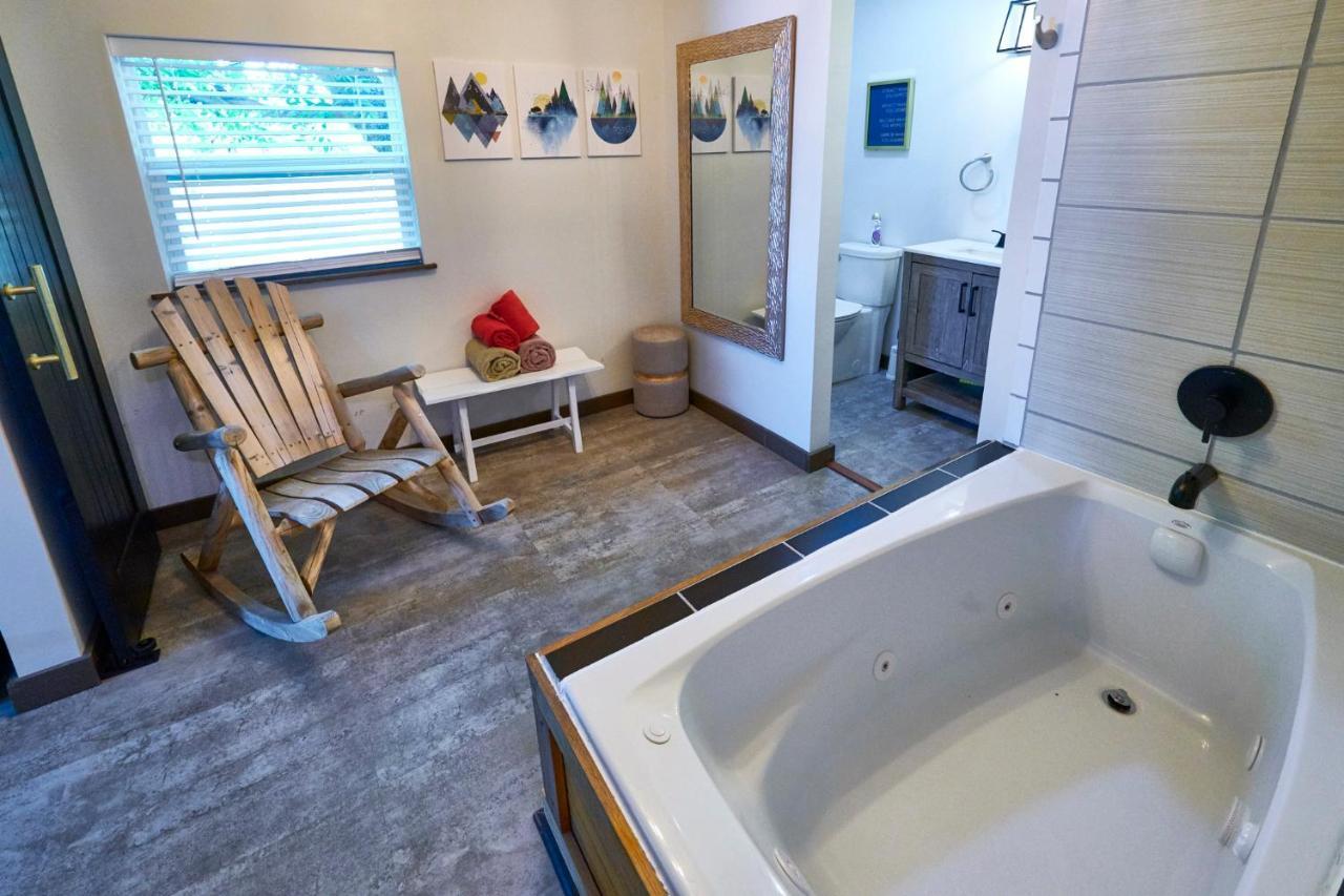 Steps From Downtown Pigeon Forge Parkway + Private Hottub And Firepit - Wifi - Firefly Bungalows Екстериор снимка