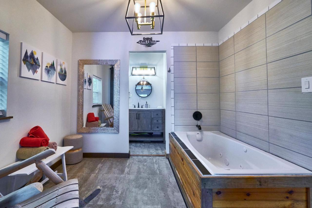 Steps From Downtown Pigeon Forge Parkway + Private Hottub And Firepit - Wifi - Firefly Bungalows Екстериор снимка