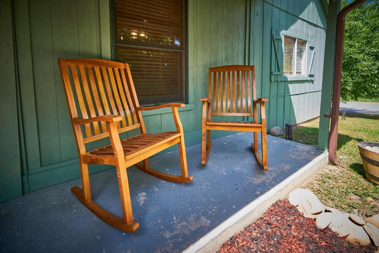Steps From Downtown Pigeon Forge Parkway + Private Hottub And Firepit - Wifi - Firefly Bungalows Екстериор снимка