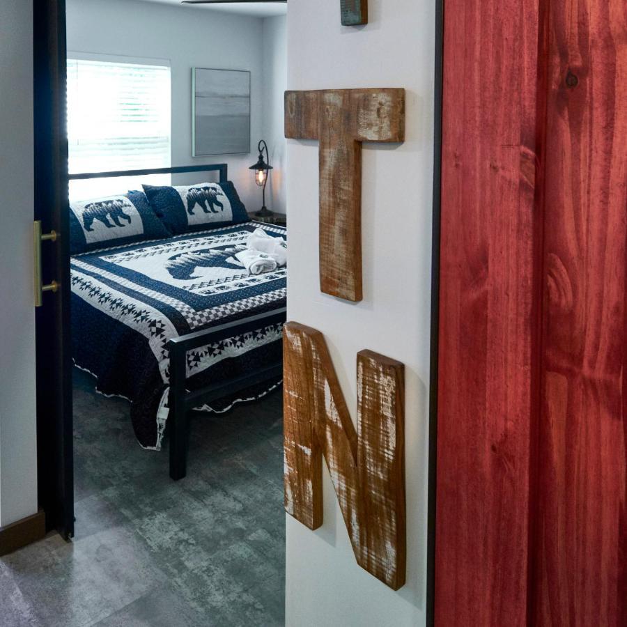 Steps From Downtown Pigeon Forge Parkway + Private Hottub And Firepit - Wifi - Firefly Bungalows Екстериор снимка