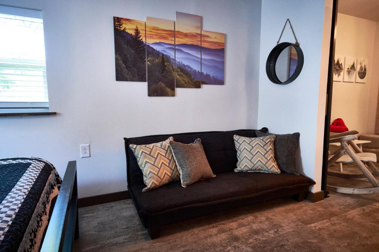 Steps From Downtown Pigeon Forge Parkway + Private Hottub And Firepit - Wifi - Firefly Bungalows Екстериор снимка